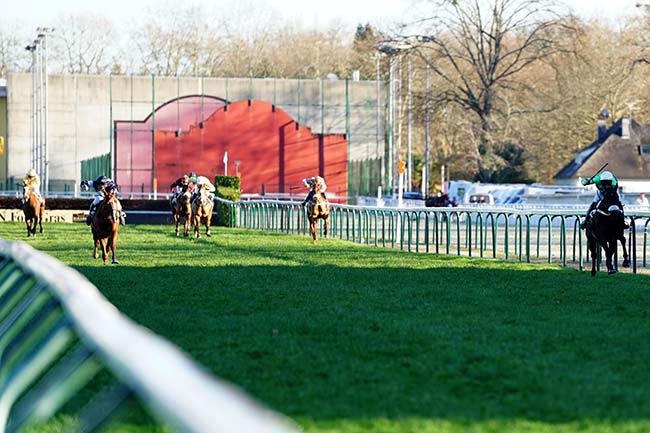 Photo d'arrivée de la course pmu PRIX JEAN LAMAYSOUETTE à PAU le Mardi 14 décembre 2021