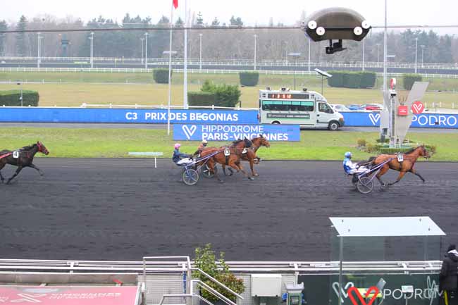 Photo d'arrivée de la course pmu PRIX DES BEGONIAS à PARIS-VINCENNES le Mardi 14 décembre 2021