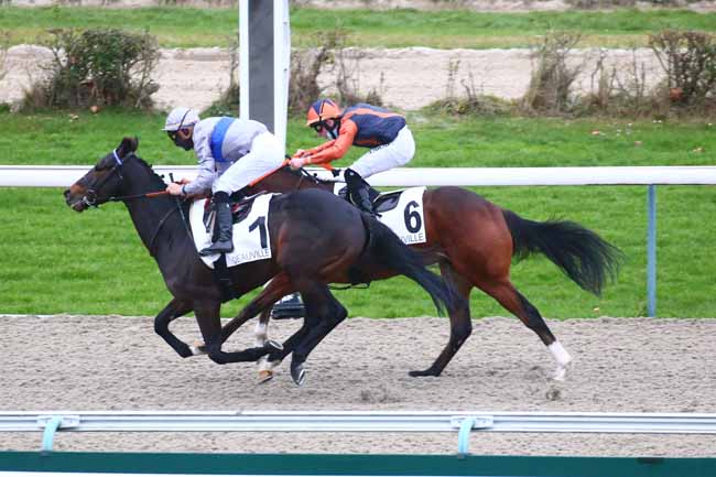 Photo d'arrivée de la course pmu PRIX DE L'HOTELLERIE à DEAUVILLE le Jeudi 16 décembre 2021