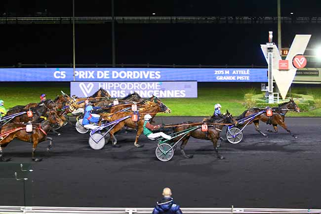 Photo d'arrivée de la course pmu PRIX DE DORDIVES à PARIS-VINCENNES le Jeudi 16 décembre 2021
