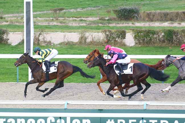 Photo d'arrivée de la course pmu PRIX THE WONDER à DEAUVILLE le Vendredi 17 décembre 2021