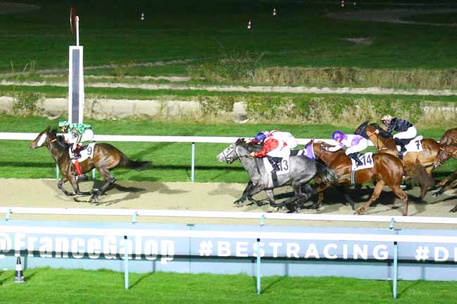 Photo d'arrivée de la course pmu PRIX DE COMMEAUX à DEAUVILLE le Vendredi 17 décembre 2021