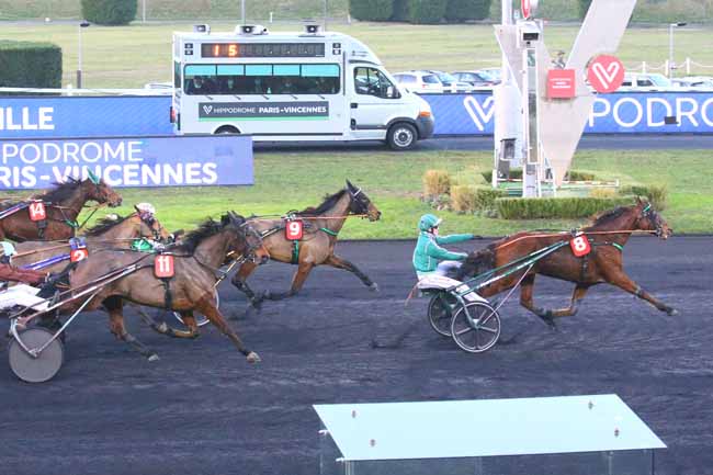 Photo d'arrivée de la course pmu PRIX DE BOUVILLE à PARIS-VINCENNES le Samedi 18 décembre 2021
