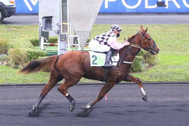 Photo d'arrivée de la course pmu PRIX TROT A PONEY à PARIS-VINCENNES le Dimanche 19 décembre 2021