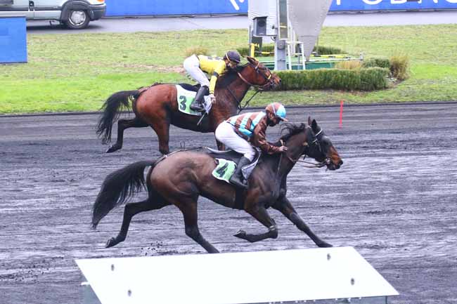 Photo d'arrivée de la course pmu PRIX DE GAMBAIS à PARIS-VINCENNES le Vendredi 24 décembre 2021