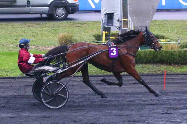 Photo d'arrivée de la course pmu PRIX UNE DE MAI à PARIS-VINCENNES le Vendredi 24 décembre 2021
