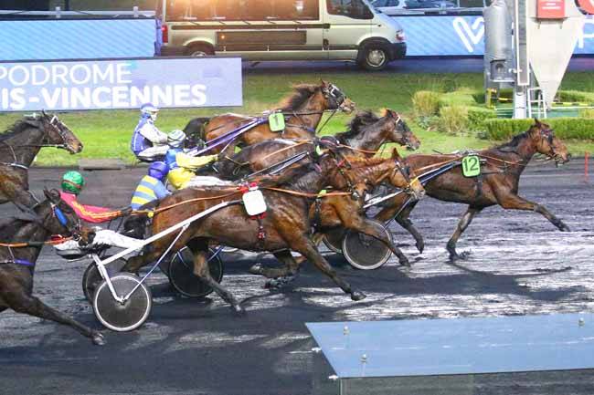 Photo d'arrivée de la course pmu PRIX DE PLESSE à PARIS-VINCENNES le Vendredi 24 décembre 2021