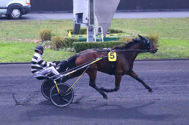 Photo d'arrivée de la course pmu PRIX DE CHATEL-CENSOIR à PARIS-VINCENNES le Samedi 25 décembre 2021
