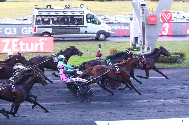 Photo d'arrivée de la course pmu PRIX D'AMERIQUE RACES ZETURF Q3 (CRITERIUM CONTINENTAL) à PARIS-VINCENNES le Dimanche 26 décembre 2021