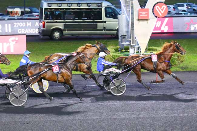 Photo d'arrivée de la course pmu PRIX D'AMERIQUE RACES ZETURF Q4 (PRIX TENOR DE BAUNE) à PARIS-VINCENNES le Dimanche 26 décembre 2021