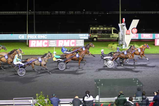 Photo d'arrivée de la course pmu PRIX RMC (PRIX DU GARD) à PARIS-VINCENNES le Dimanche 26 décembre 2021