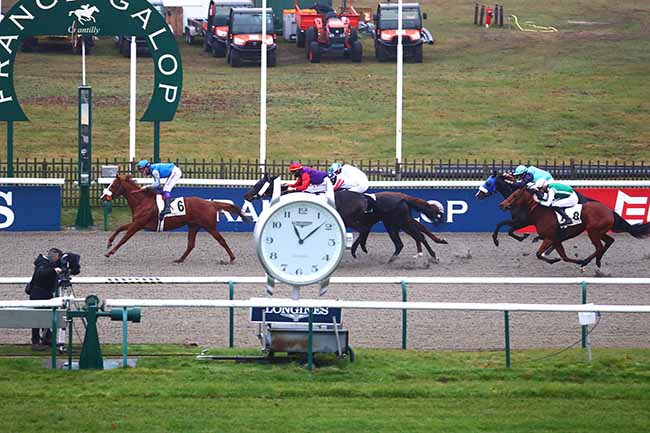 Photo d'arrivée de la course pmu PRIX DU POTEAU BERTINVAL à CHANTILLY le Dimanche 26 décembre 2021