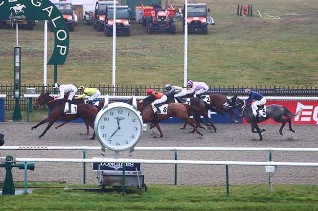 Photo d'arrivée de la course pmu PRIX DU POTEAU DE LA CROIX BLEUE à CHANTILLY le Dimanche 26 décembre 2021