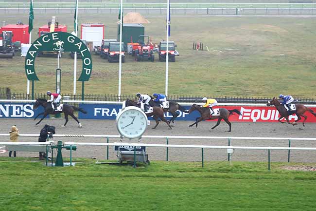 Photo d'arrivée de la course pmu PRIX DU CARREFOUR D'ORLEANS à CHANTILLY le Dimanche 26 décembre 2021