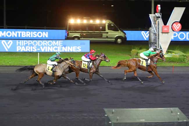 Photo d'arrivée de la course pmu PRIX DE MONTBRISON à PARIS-VINCENNES le Jeudi 30 décembre 2021