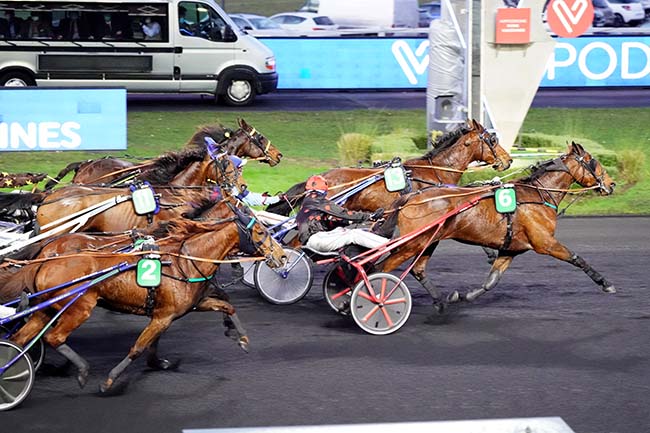 Photo d'arrivée de la course pmu PRIX DU CROISE-LAROCHE à PARIS-VINCENNES le Samedi 1 janvier 2022
