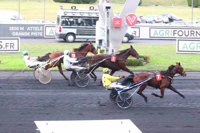 Photo d'arrivée de la course pmu PRIX AGRIFOURNITURES.FR (PRIX DE DAMVILLE) à PARIS-VINCENNES le Dimanche 2 janvier 2022
