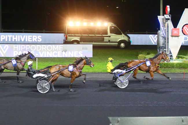 Photo d'arrivée de la course pmu PRIX DE PITHIVIERS à PARIS-VINCENNES le Dimanche 2 janvier 2022