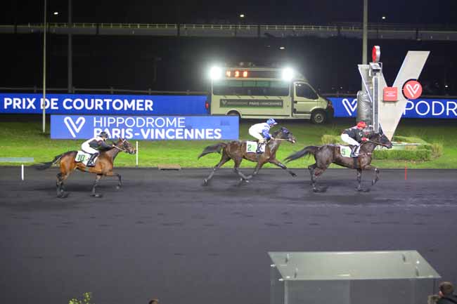Photo d'arrivée de la course pmu PRIX DE COURTOMER à PARIS-VINCENNES le Samedi 22 janvier 2022