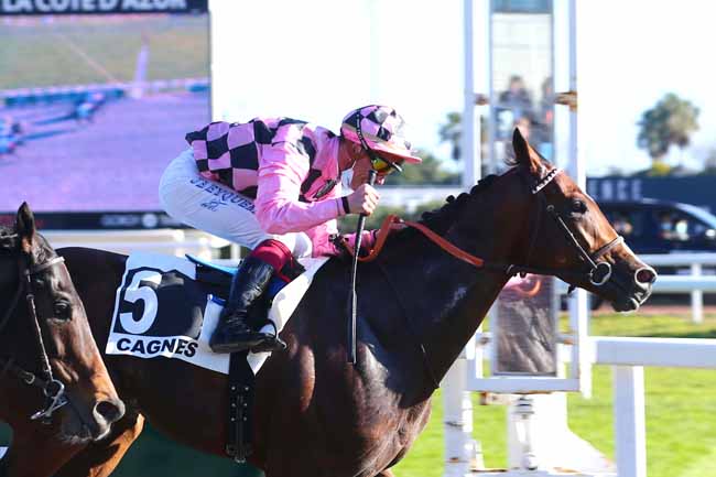 Photo d'arrivée de la course pmu PRIX DU DOCTEUR GAZAGNAIRE à CAGNES-SUR-MER le Lundi 24 janvier 2022