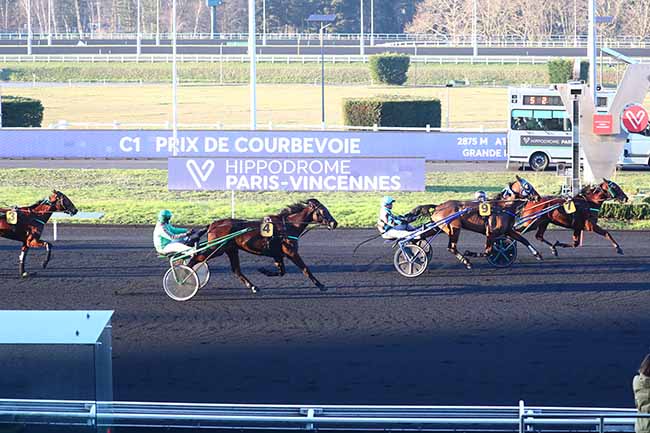 Photo d'arrivée de la course pmu PRIX DE COURBEVOIE à PARIS-VINCENNES le Lundi 24 janvier 2022