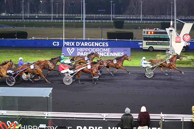 Photo d'arrivée de la course pmu PRIX D'ARGENCES à PARIS-VINCENNES le Lundi 24 janvier 2022