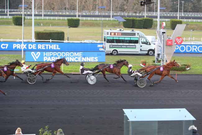 Photo d'arrivée de la course pmu PRIX DE RETHEL à PARIS-VINCENNES le Lundi 31 janvier 2022