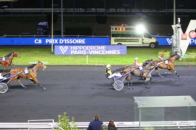 Photo d'arrivée de la course pmu PRIX D'ISSOIRE à PARIS-VINCENNES le Mercredi 2 février 2022