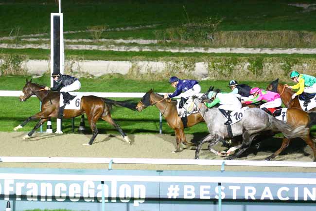 Photo d'arrivée de la course pmu PRIX DU FUNICULAIRE à DEAUVILLE le Samedi 5 février 2022