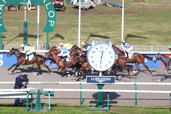 Photo d'arrivée de la course pmu PRIX DU ROND DU MANEGE à CHANTILLY le Lundi 7 février 2022