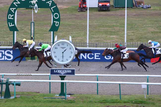 Photo d'arrivée de la course pmu PRIX DU CHATEAU DE LA TOUR à CHANTILLY le Mardi 15 février 2022