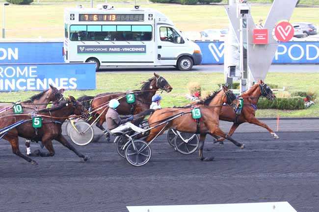 Photo d'arrivée de la course pmu PRIX DE DUN-SUR-AURON à PARIS-VINCENNES le Jeudi 17 février 2022