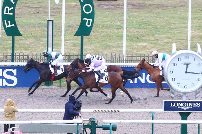 Photo d'arrivée de la course pmu PRIX DU CARREFOUR DE CONSTANTINE à CHANTILLY le Vendredi 18 février 2022