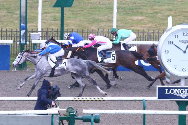 Photo d'arrivée de la course pmu PRIX DU CHEMIN DE COMPOSTELLE à CHANTILLY le Vendredi 18 février 2022