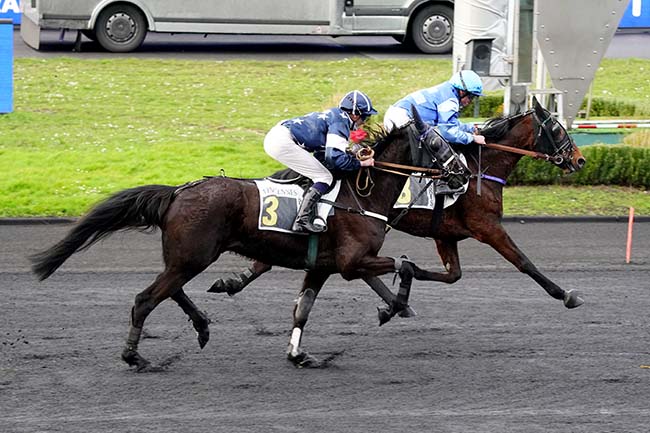 Photo d'arrivée de la course pmu PRIX DE MORTAGNE à PARIS-VINCENNES le Jeudi 24 février 2022