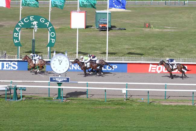 Photo d'arrivée de la course pmu PRIX DU COEUR DES PRINCES à CHANTILLY le Vendredi 25 février 2022