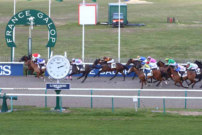 Photo d'arrivée de la course pmu PRIX DE LA ROUTE DU MILIEU à CHANTILLY le Vendredi 25 février 2022
