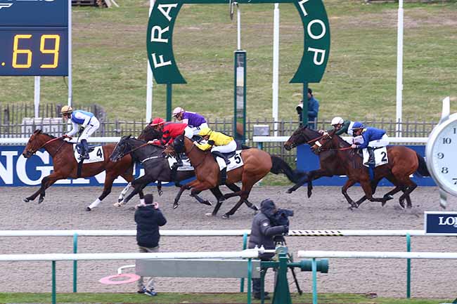 Photo d'arrivée de la course pmu PRIX DE L'ALLEE DU PONT AU ROI à CHANTILLY le Mardi 1 mars 2022