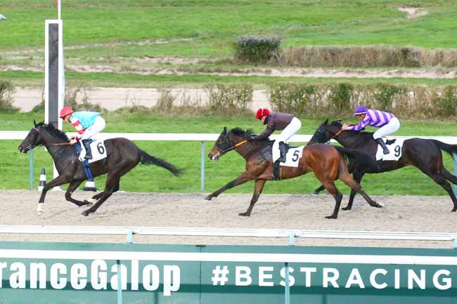 Photo d'arrivée de la course pmu PRIX DE LA COUR BLANCHE à DEAUVILLE le Vendredi 4 mars 2022