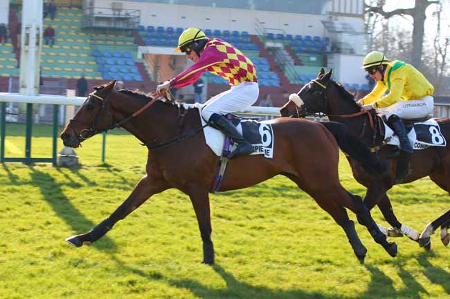 Photo d'arrivée de la course pmu PRIX DE LA SOMME à COMPIEGNE le Mardi 8 mars 2022