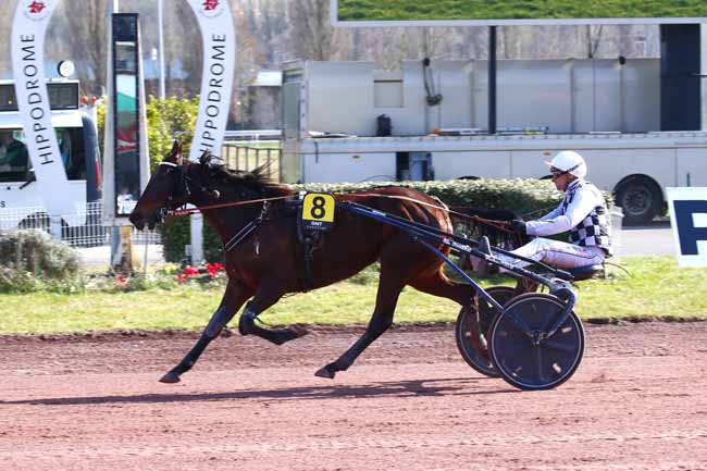 Photo d'arrivée de la course pmu GRAND NATIONAL DU TROT 2022 - ETAPE 1 à AMIENS le Mercredi 9 mars 2022