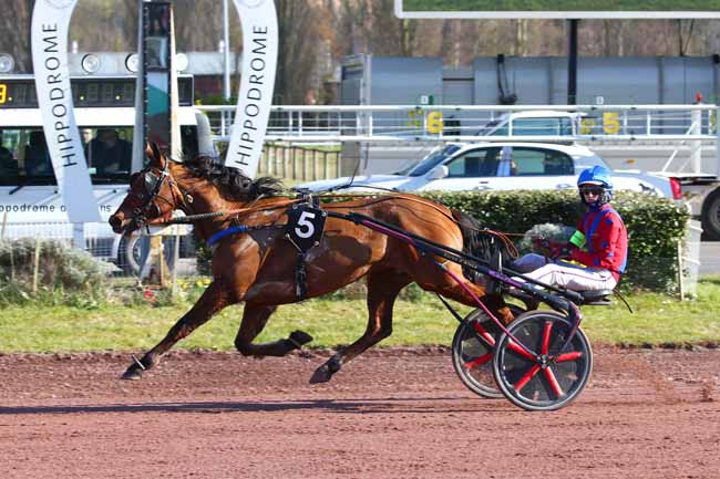 Photo d'arrivée de la course pmu PRIX #RACEANDCARE à AMIENS le Mercredi 9 mars 2022