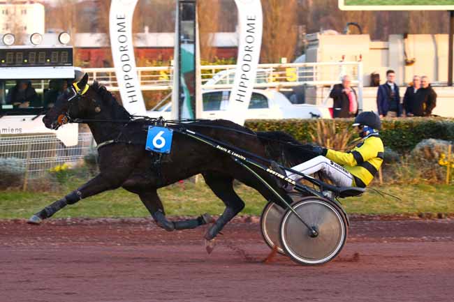 Photo d'arrivée de la course pmu PRIX DE L'ASSOCIATION PASSERELLE à AMIENS le Mercredi 9 mars 2022
