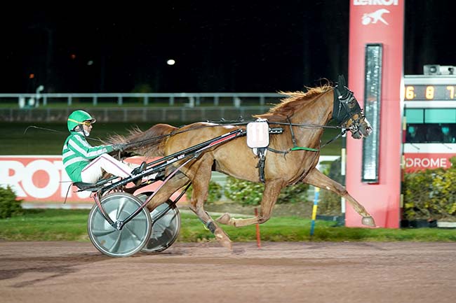 Photo d'arrivée de la course pmu PRIX DE SAINT-PIERRE LE MOUTIER à ENGHIEN le Vendredi 11 mars 2022