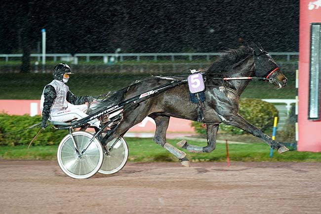 Photo d'arrivée de la course pmu PRIX CYRANO II à ENGHIEN le Vendredi 11 mars 2022