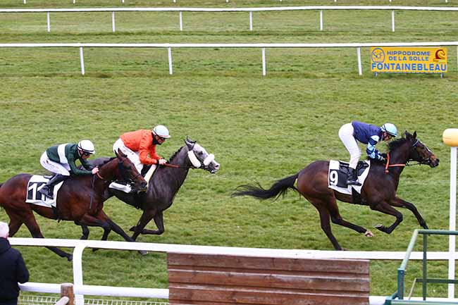 Photo d'arrivée de la course pmu PRIX DE LA CROIX DE VITRY à FONTAINEBLEAU le Vendredi 11 mars 2022
