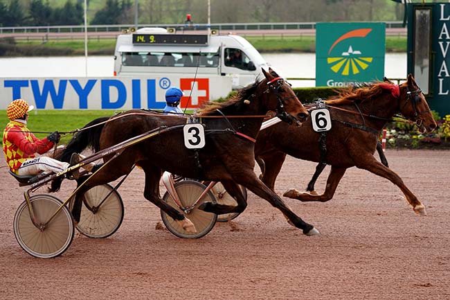 Photo d'arrivée de la course pmu GRAND PRIX ERNEST JOUANNE (GRAND PRIX DU CONSEIL DEPARTEMENTAL DE LA MAYENNE) à LAVAL le Mardi 15 mars 2022