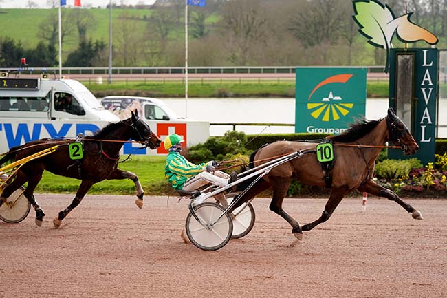 Photo d'arrivée de la course pmu PRIX DU HARAS DE BANNES à LAVAL le Mardi 15 mars 2022
