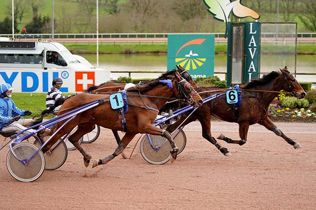 Photo d'arrivée de la course pmu PRIX DU HARAS DE L'AUDOIRIE à LAVAL le Mardi 15 mars 2022