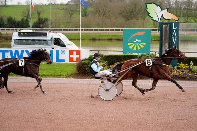 Photo d'arrivée de la course pmu PRIX DU HARAS DE LA POTARDIERE à LAVAL le Mardi 15 mars 2022